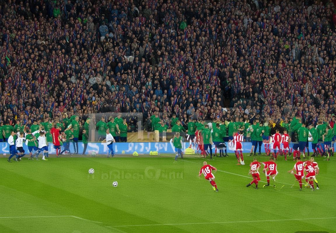 巴塞罗那VS莱万特：西甲对决，荣耀与挑战的足球对决回顾与展望(图1)